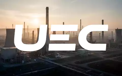 Moderne Energieinfrastruktur in einer weiten Industrielandschaft bei Sonnenaufgang. - Foto: über boerse-global.de