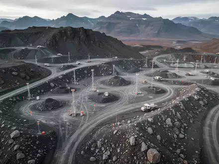 Luftaufnahme einer weitläufigen, rauen Bergbaulandschaft zur Erkundung seltener Erden. - Foto: über boerse-global.de