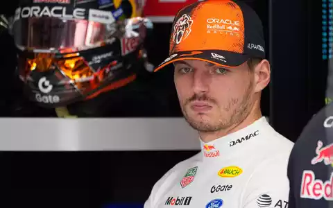 Die Laune von Max Verstappen ist mal wieder im Keller. - Foto: Darko Bandic/AP/dpa