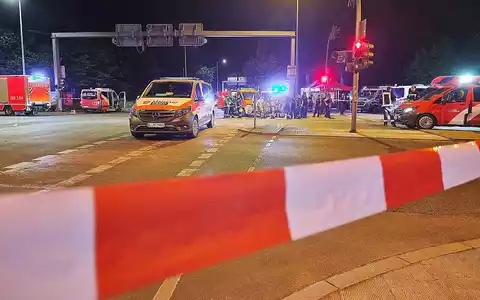 Auto fährt bei CSD in Menschenmenge am 26.07.2026 - Foto: via dts Nachrichtenagentur