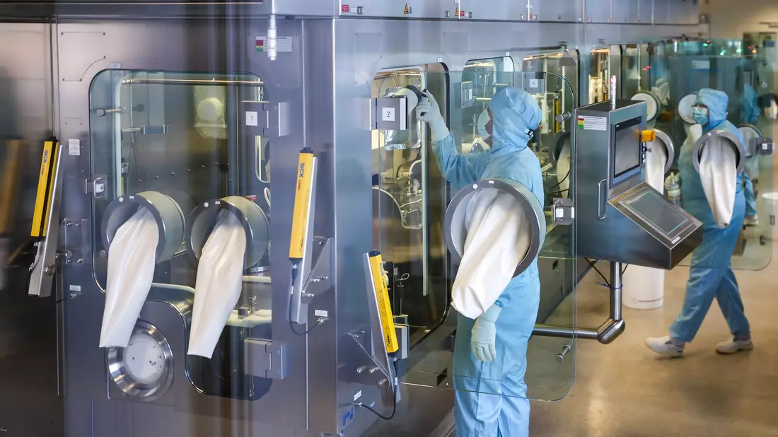 Der Pharmakonzern Merz will mehr als 100 Millionen Euro in seinen Standort Dessau-Roßlau investieren und dort rund 150 zusätzliche Arbeitsplätze schaffen. (Archivbild)  - Bild: Jan Woitas/dpa