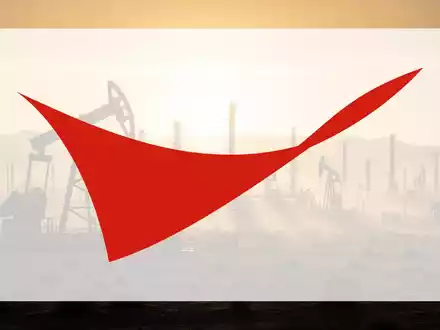 Industrielle Ölanlagen in einer weiten Wüstenlandschaft bei Sonnenuntergang. - Foto: über boerse-global.de
