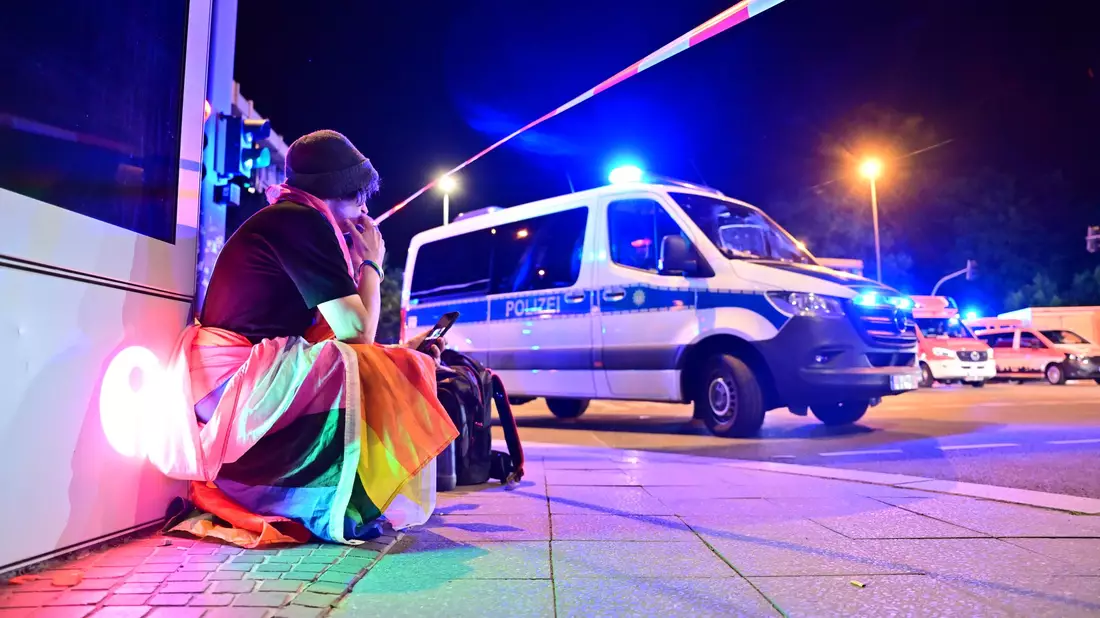 Viele Menschen waren geschockt nach dem Vorfall am Rande des CSD. - Bild: Sebastian Gollnow/dpa