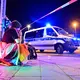 Viele Menschen waren geschockt nach dem Vorfall am Rande des CSD. - Bild: Sebastian Gollnow/dpa