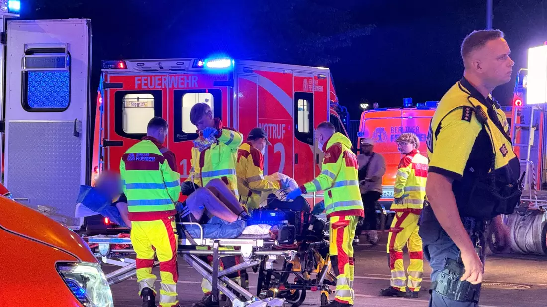 Rettungskräfte versorgten die Verletzten.  - Bild: Andreas Rabenstein/dpa