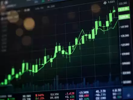 Steigende grüne Aktienkurs-Grafik auf einem digitalen Finanzmonitor. - Foto: über boerse-global.de