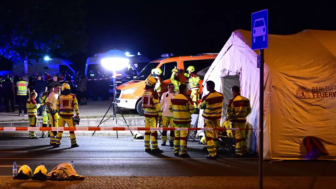 Für die Rettungskräfte bedeutete die Tat einen Großeinsatz. - Bild: Fabian Sommer/dpa