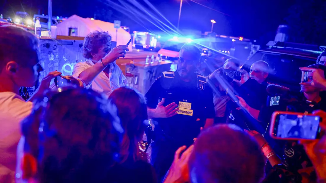 Die Polizei informierte laufend über den Stand der Ermittlungen.  - Bild: Fabian Sommer/dpa