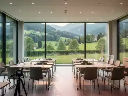 Ein heller, moderner Seminarraum mit Blick auf eine grüne Landschaft in der Holsteinischen Schweiz. - Foto: über boerse-global.de