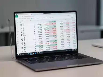 Laptop-Bildschirm mit professioneller Finanztabelle, klarer Währungs- und Zahlenformatierung. - Foto: über boerse-global.de