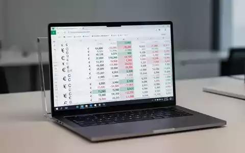 Laptop-Bildschirm mit professioneller Finanztabelle, klarer Währungs- und Zahlenformatierung. - Foto: über boerse-global.de