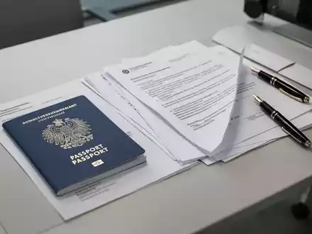 Ein deutscher Reisepass und juristische Dokumente auf einem modernen Schreibtisch als Symbol für behördliche Verfahren. - Foto: über boerse-global.de