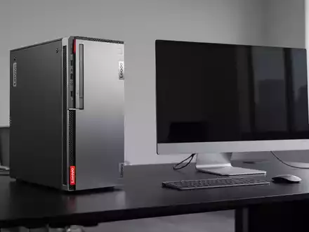 Hochwertiger Lenovo ThinkCentre Desktop-Tower und Aura Edition All-in-One-Computer auf einem professionellen Schreibtisch. - Foto: über boerse-global.de