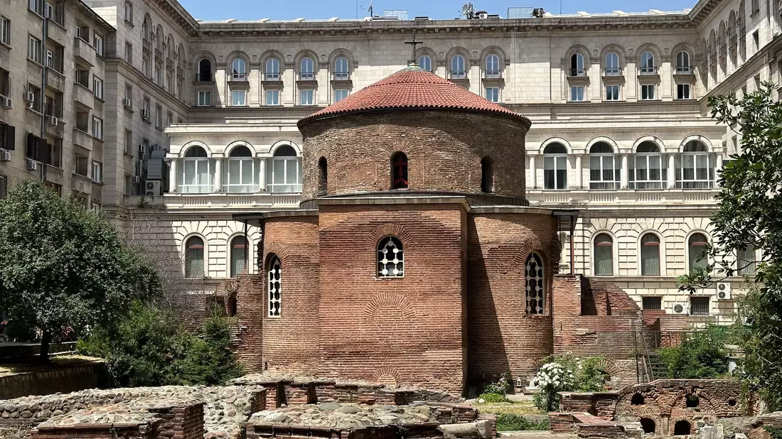 Die Rotunde des Heiligen Georg ist eine frühchristliche Kirche aus dem 4. Jahrhundert und liegt im Innenhof zwischen dem Hotel Sofia Balkan Palace und dem Präsidentensitz. - Bild: Silvia Stammer/dpa-tmn