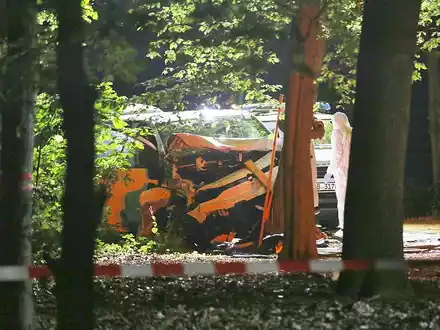 Auto fährt bei CSD in Menschenmenge am 26.07.2026 - Foto: via dts Nachrichtenagentur