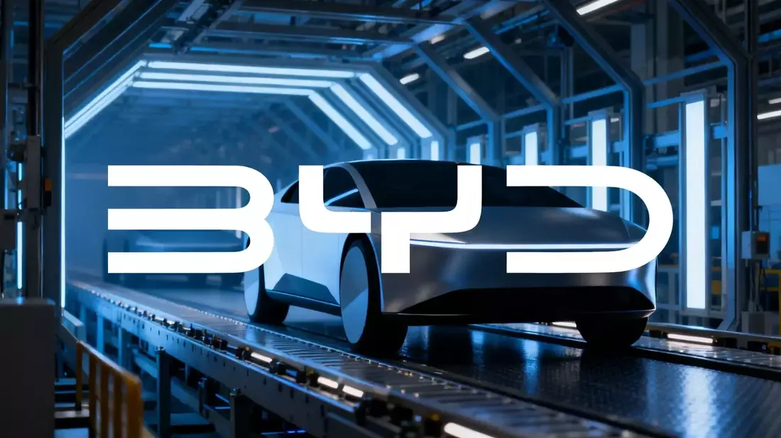 BYD lanza berlina Da Han con 1.008 km de autonomía y robot humanoide