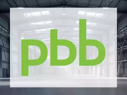 Modernes Logistikzentrum mit weitläufiger Stahlarchitektur und professioneller Beleuchtung. - Foto: über boerse-global.de
