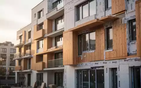 Moderne energetische Sanierung eines Wohngebäudes mit Fokus auf nachhaltige Fassadenelemente und effiziente Dämmung. - Foto: über boerse-global.de