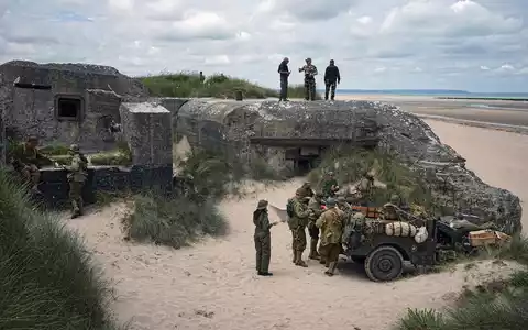 Im Juni 2024 wurde zum 80. Jahrestag die Landung am «Utah Beach» in der Normandie nachgestellt. - Foto: Laurent Cipriani/AP/dpa