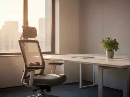 Minimalistischer, heller Büroarbeitsplatz mit einer Pflanze und ruhiger Atmosphäre zur Darstellung von mentaler Gesundheit. - Foto: über boerse-global.de