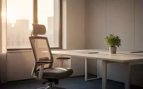 Minimalistischer, heller Büroarbeitsplatz mit einer Pflanze und ruhiger Atmosphäre zur Darstellung von mentaler Gesundheit. - Foto: über boerse-global.de