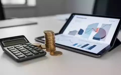 Ein Schreibtisch mit Taschenrechner, Euro-Münzen und einer Grafik zur Altersvorsorge auf einem Tablet. - Foto: über boerse-global.de