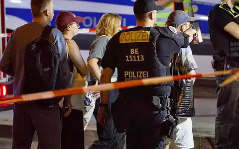 Auto fährt bei CSD in Menschenmenge am 26.07.2026 - Foto: via dts Nachrichtenagentur