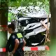 Der Bereich um das zerstörte weiße Fahrzeug ist abgesperrt. - Bild: Sebastian Gollnow/dpa