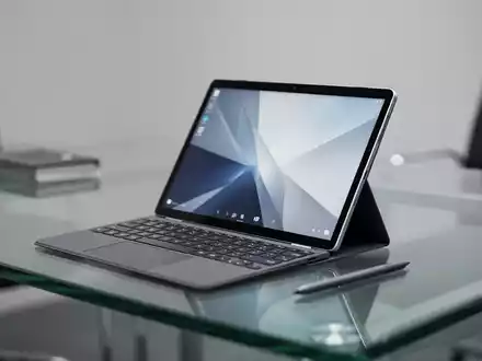 Schlankes 13-Zoll-Tablet mit Tastatur und Stift auf einem professionellen Schreibtisch. - Foto: über boerse-global.de
