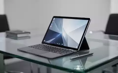 Schlankes 13-Zoll-Tablet mit Tastatur und Stift auf einem professionellen Schreibtisch. - Foto: über boerse-global.de