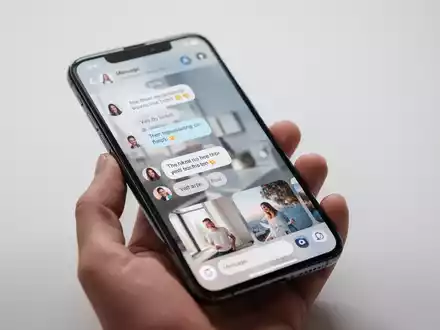 Modernes Smartphone mit einer Messenger-App, die abgerundete Nachrichtenblasen und rahmenlose Medienanzeige zeigt. - Foto: über boerse-global.de