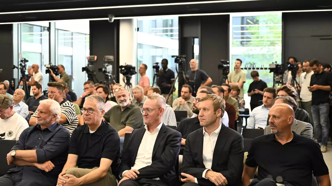 Marc Kosicke (r) saß bei Jürgen Klopps Vorstellung ganz vorne. - Bild: Florian Wiegand/dpa