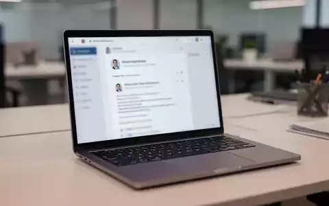 Ein moderner Büroarbeitsplatz mit einem Laptop, auf dem eine E-Mail-Oberfläche zu sehen ist, in professioneller Beleuchtung. - Foto: über boerse-global.de