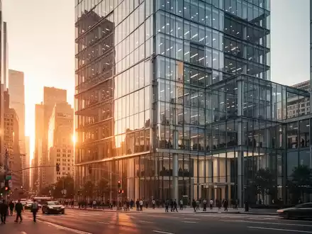 Modernes Bürogebäude in einem Finanzviertel bei Sonnenuntergang als Symbol für Immobilienwirtschaft und Finanzen. - Foto: über boerse-global.de