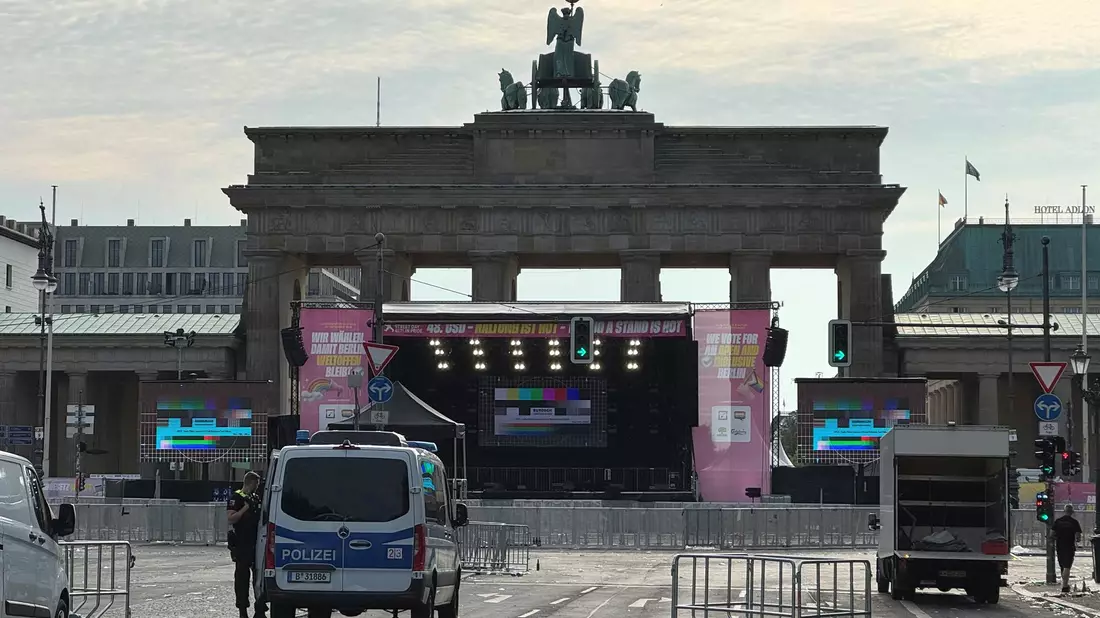Der CSD war am Samstagabend abgebrochen worden, nachdem ein Auto am Rande der Großveranstaltung in eine Menschenmenge gefahren ist. - Bild: Kathrin Deckart/dpa