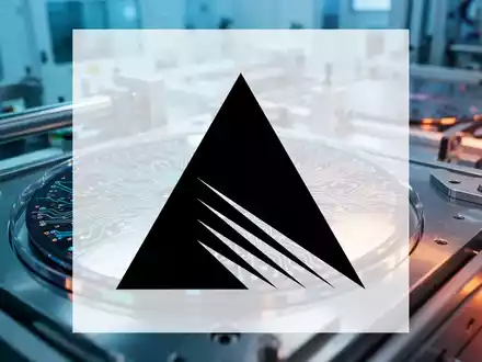 Abstrakte Darstellung einer modernen Halbleiterfertigung mit Fokus auf technologische Präzision und industrielle Ästhetik. - Foto: über boerse-global.de