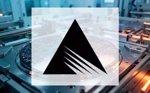 Abstrakte Darstellung einer modernen Halbleiterfertigung mit Fokus auf technologische Präzision und industrielle Ästhetik. - Foto: über boerse-global.de