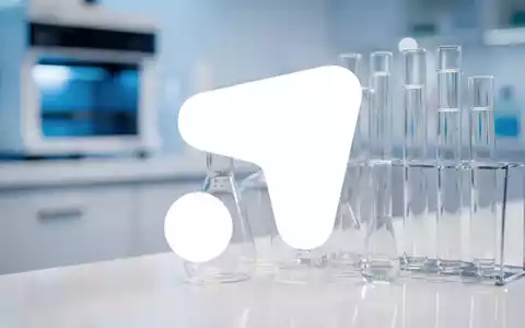 Abstraktes Laborumfeld mit Glasphiolen in hellem Licht, das Wachstum und technologische Entwicklung symbolisiert - Foto: über boerse-global.de