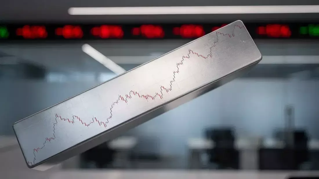 Plata sube 4% semanal pero sigue 52% bajo máximo; la Fed define rumbo