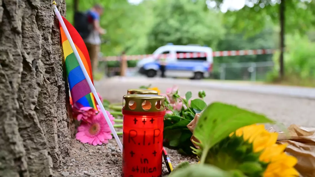 Nach dem Angriff auf den CSD wird an die Opfer erinnert. - Bild: Sebastian Gollnow/dpa