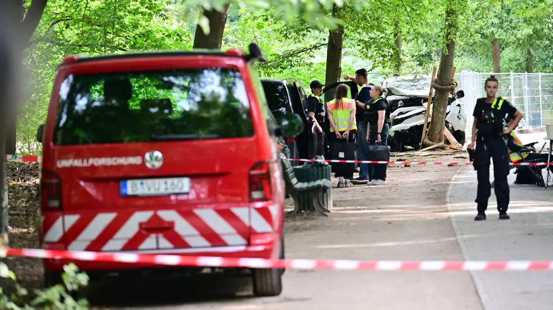 Die Behörden schrieben einen 21-jährigen Verdächtigen zur Fahndung aus. - Bild: Sebastian Gollnow/dpa