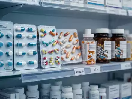 Nahaufnahme von Medikamentenpackungen in einem Apothekenregal vor unscharfem Hintergrund. - Foto: über boerse-global.de