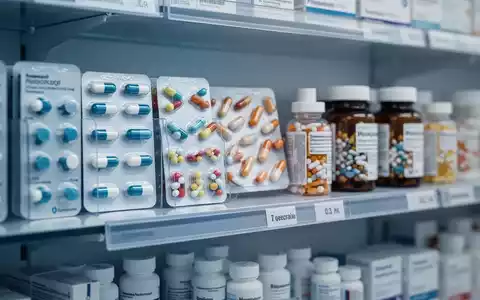 Nahaufnahme von Medikamentenpackungen in einem Apothekenregal vor unscharfem Hintergrund. - Foto: über boerse-global.de