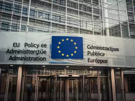 Modernes Regierungsgebäude in Europa als Symbol für EU-Sozialpolitik und Verwaltung. - Foto: über boerse-global.de
