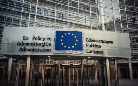 Modernes Regierungsgebäude in Europa als Symbol für EU-Sozialpolitik und Verwaltung. - Foto: über boerse-global.de