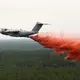 Ein Airbus A400M wirft Löschmittel über dem Waldbrand nahe Lacanau ab. - Bild: Abdul Saboor/Pool Reuters/AP/dpa