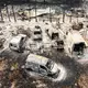Aus der Luft sind ausgebrannte Autos nach einem Waldbrand zu sehen. - Bild: Florian Plaucheur/AFP/dpa