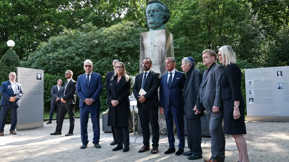 Friedman und Wagner besichtigten die Ausstellung «Verstummte Stimmen».  - Bild: Daniel Löb/dpa
