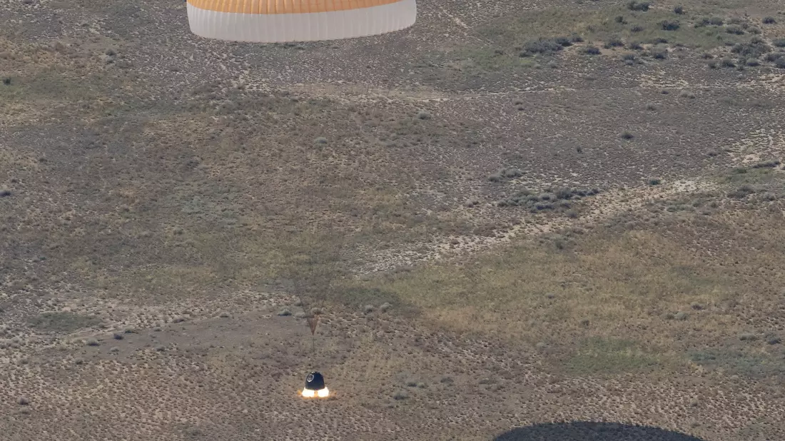 Die Raumkapsel Sojus MS-28 landet in der kasachischen Steppe - Bild: Bill Ingalls/Nasa/dpa