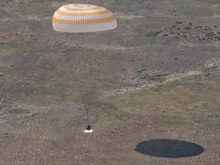 Die Raumkapsel Sojus MS-28 landet in der kasachischen Steppe - Foto: Bill Ingalls/Nasa/dpa
